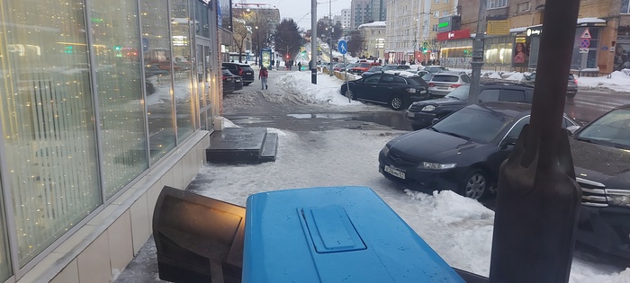 Например, НЕ паркуемся как ... этот замечательный водитель, много лет ему жизни, колесом на тротуар, снося сметённый ранее сугроб. (А вообще там сбоку от меня остановка общтранспорта)