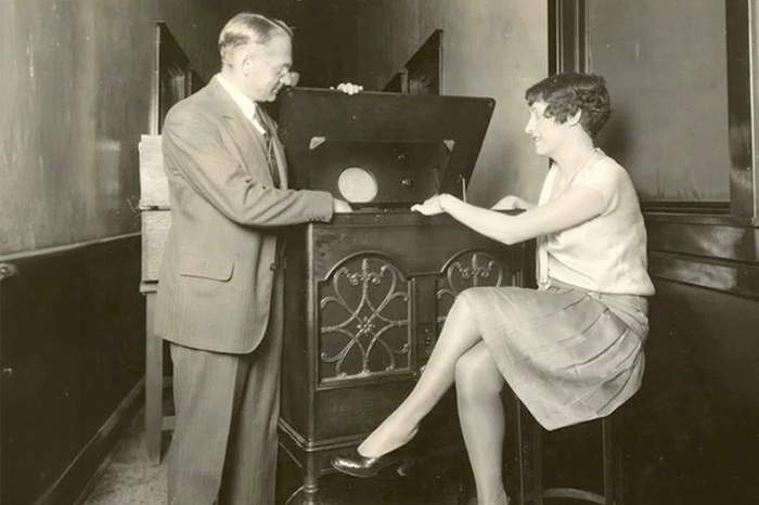 На этой фотографии Владимир Зворыкин, уже будучи в США, демонстрирует принцип работы электронного телевидения. Фото: Смитсоновский институт