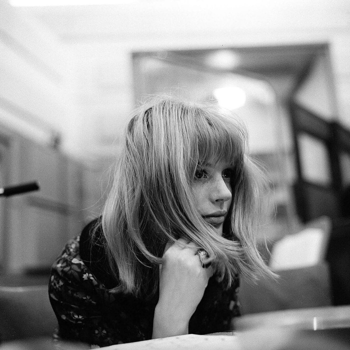Ain't she sweet? Марианна Фейтфулл в Decca Studios, 1964.