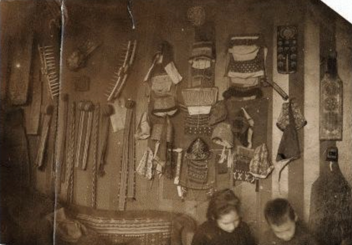 Коллекция народных изделий из дерева и вышивки, собранных Е.Г. Мамонтовой и Е.Д. Поленовой в Абрамцеве. 1880-е. Музей-заповедник Абрамцево.