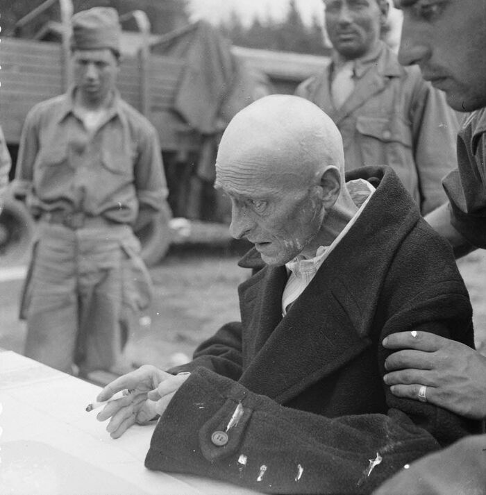 Французские солдаты опрашивают узника концлагеря Файинген.