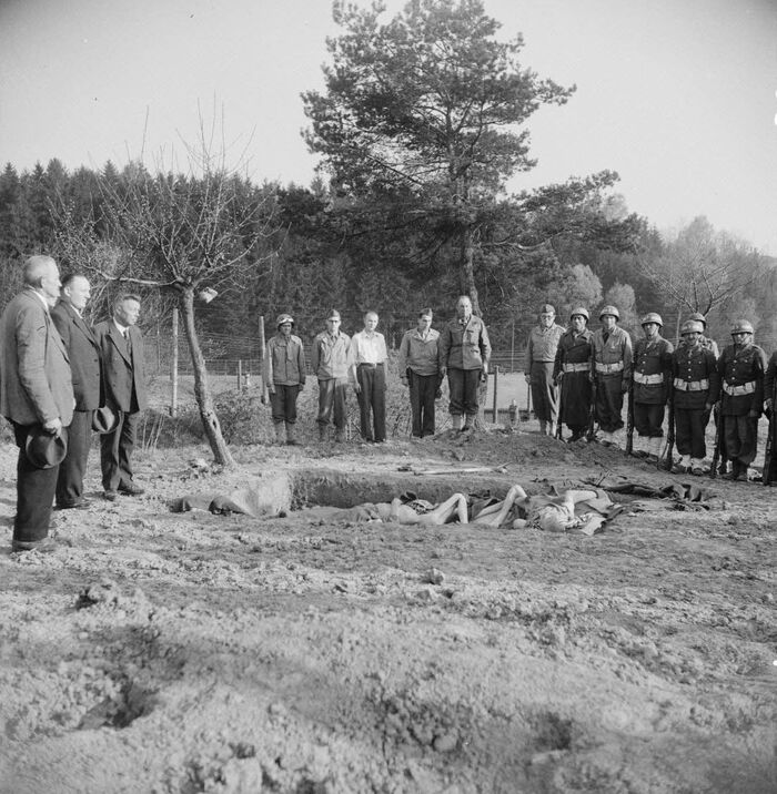 Французские военные воздают почести умершим узникам концлагеря Файинген.