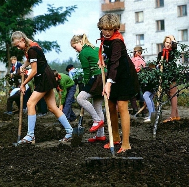 Советские школьники на субботнике, 1980-е
