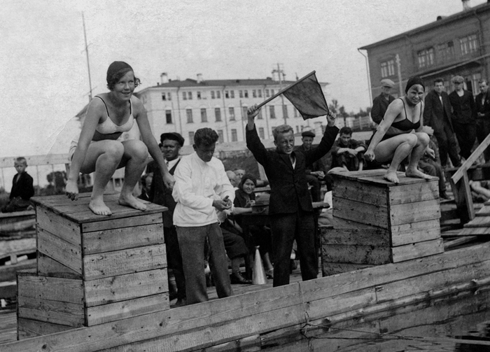 Так проходили женские соревнования по плаванью на Северной Двине в 1935 году