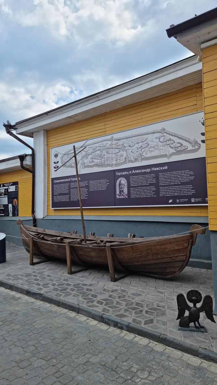 Среди множества дверей исторического квартала выбрал ту, что ведет к Александру Невскому. Пора погрузиться в историю!