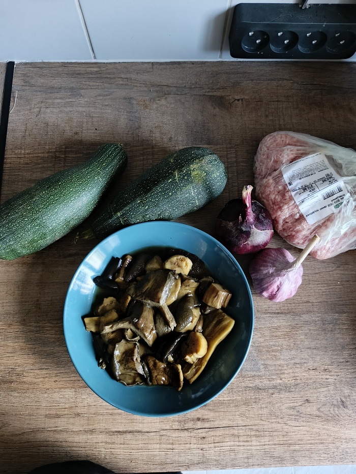 Грибы подойдут любые, но у меня были из леса, так вполне подойдут шампиньоны или вёшенки.