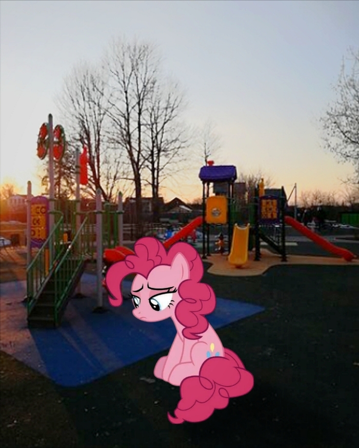 Пинки вечером на детской площадке огорчена тем что завтра снова на учебу.