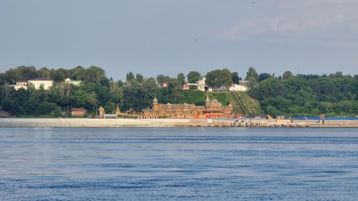 За черту Городца меня провожает знакомый “Город Мастеров”.