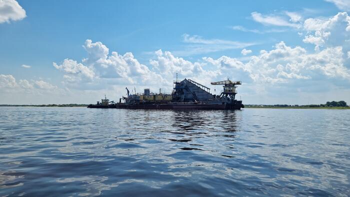 Загадочные водные работы. Наверное, клад ищет. Или просто дно чистит.