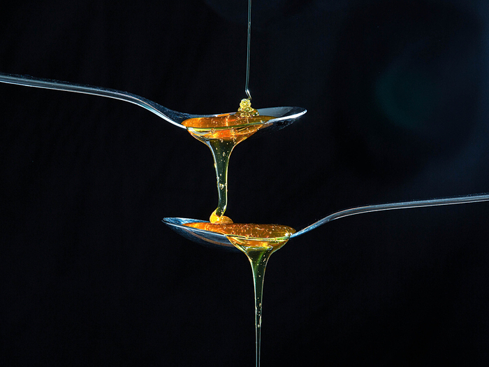 Одна пчела за всю свою жизнь производит всего 0,4 мл лакомства. То есть всего за одну чайную ложку мёда всю свою жизнь работают 12 полосатых тружениц.