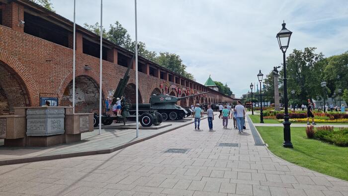 Экспозиция боевой техники внутри Кремля. История в металле.