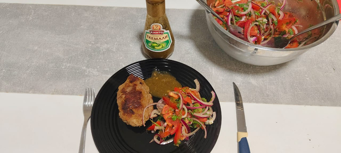 Выкладываю на тарелку люля и салат. Добавляю ткемали. Это вкусно! И остро!