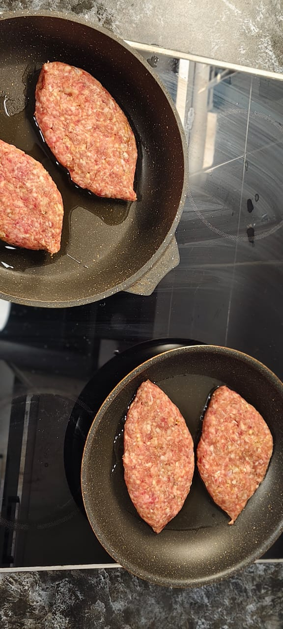 Выкладываю обжариваться люля ( это моя заготовка просто разморозил). Они у меня получаются всегда огромные. Поэтому жарю на 2-х больших сковородах.