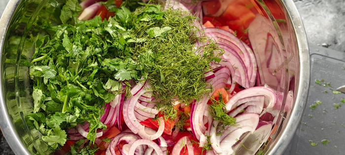 Мелко режу кинзу и укроп