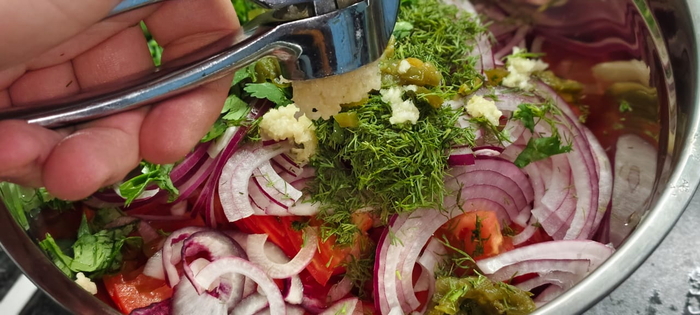 Выдавливаю через пресс чеснок