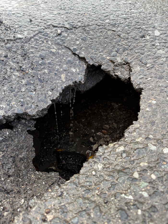 Привет, меня зовут яма на Солдатова. Я не одна. И очень жду, когда смогу поймать в ловушку колесо какой-нибудь машины. Я уже выросла и стала большой, потому что нет денег в Перми на меня. Я расту как минимум с мая 2025.