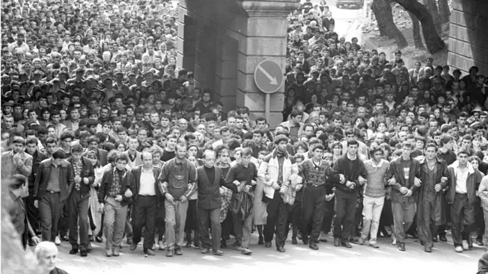 На похороны погибших 9 апреля пришли тысячи людей TASS/Shakhvelaz Aivazov