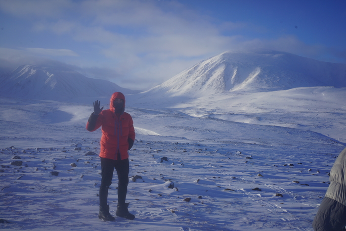 Первая ночь в -40 прошла, поняли это когда доставая чайник к нему прилипли руки.