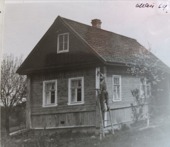 май 1964. К тому времени вагонкой был обшит первый этаж