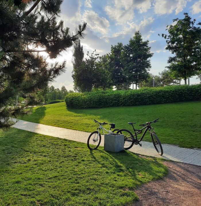 А так же, купили держатель для перевозки велосипедов на фаркопе, у нас их два.