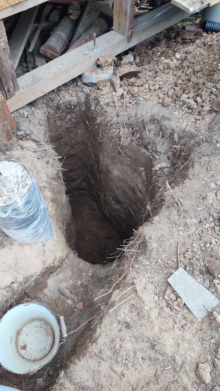 Та самая яма под фановую трубу. Когда сверху уже построилось помещение под туалет и все было готово к его установке, выяснилось, что глубины этой ямы недостаточно. Это была адская работенка)