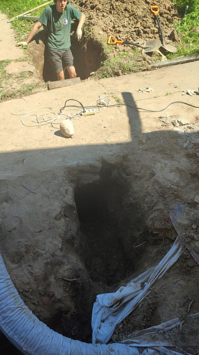 Копаем тоннель под бетонной дорожкой, чтобы провести в дом зимний водопровод.