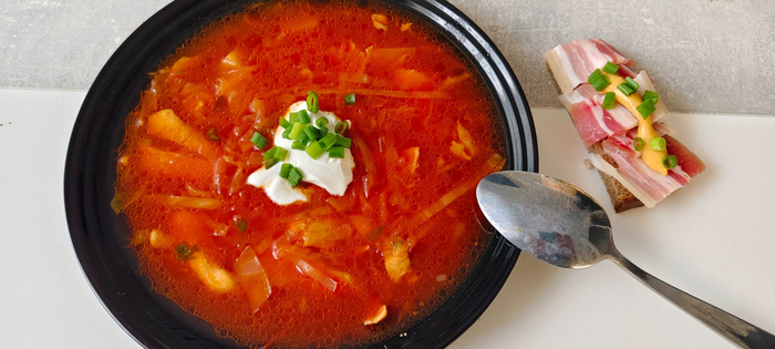 Даю настоятся. Разливаю по тарелкам. заправляю сметаной и зеленым луком. Нарезаю сало, кладу на черный хлеб, мажу горчицей, посыпаю луком.