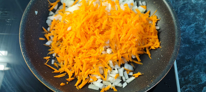 Нарезаю лук и натираю морковь. Делаю поджарку на масле