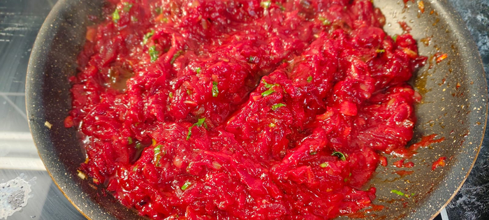 Решил ещё кинзы добавить. Тушу под крышкой