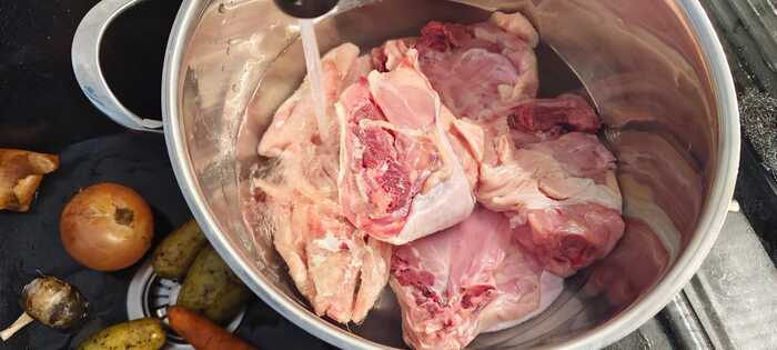 Пока свекла запекается ставлю вариться бульон (курица+соль).