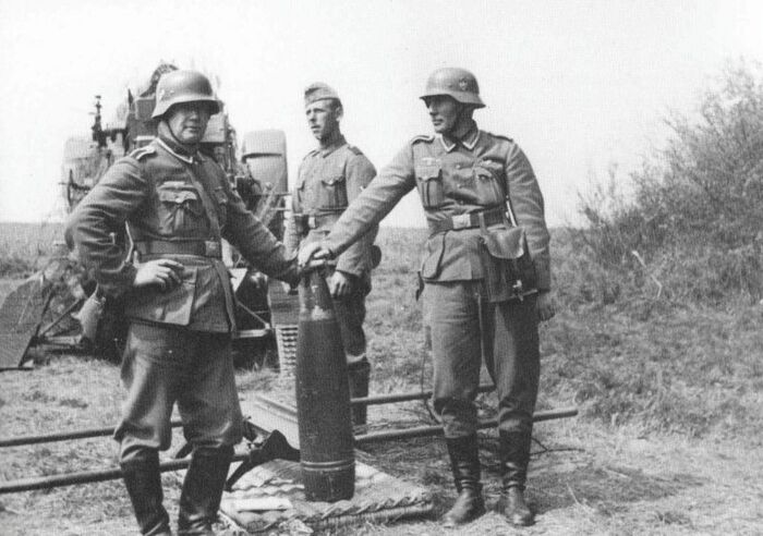 Солдаты демонстрируют снаряд к Mörser 18