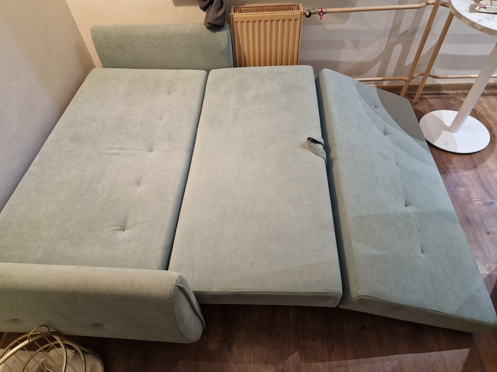 тут в разложенном состоянии я не поставила ножки, поэтому правая часть упала на пол, но середина то независимо от ножек должна держаться ровно, а не прогибаться от нажатия рукой.