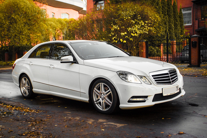 Mercedes-Benz E300e за 4,3 млн под заказ. В России он уходит минимум за 5,5–6 млн