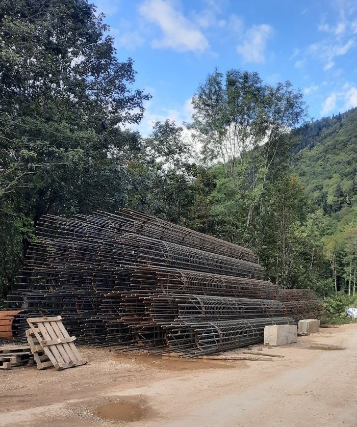 готовые арматурные силовые скелеты будущих исполинов, скоро все это погрузится в бетон, и будет надежной гарантией безопасного движения к морю