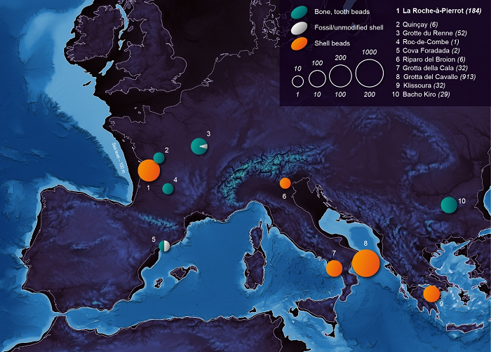 Карта Европы, иллюстрирующая типы сырья, используемого для изготовления украшений в археологических памятниках верхнего палеолита доориньякского периода
