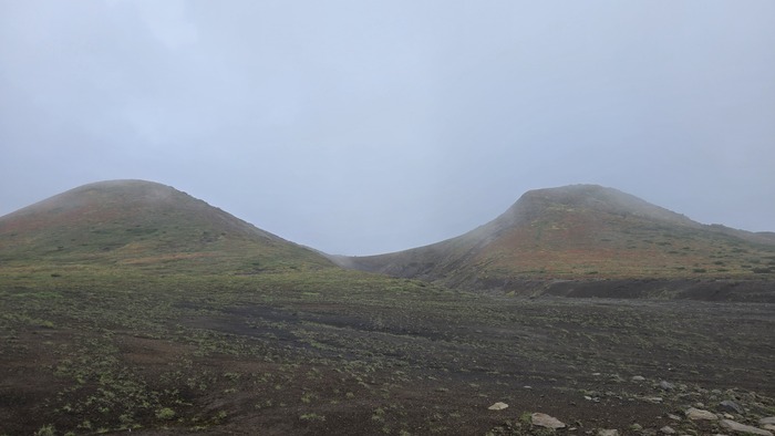 Горы вокруг заволакивает облаками
