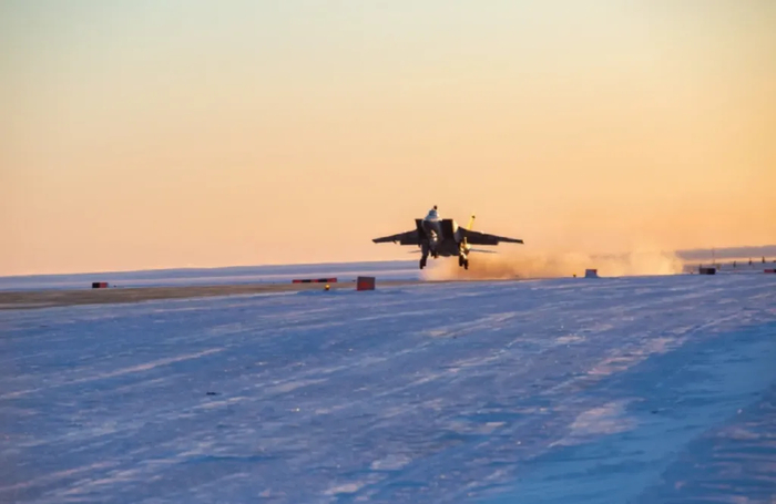 Российский перехватчик МиГ-31БМ «Фоксхаунд» на авиабазе Рогачёво на архипелаге Новая Земля, за Полярным кругом. Боевое дежурство по защите государственной границы Российской Федерации в воздушном пространстве Арктики». Министерство обороны России.