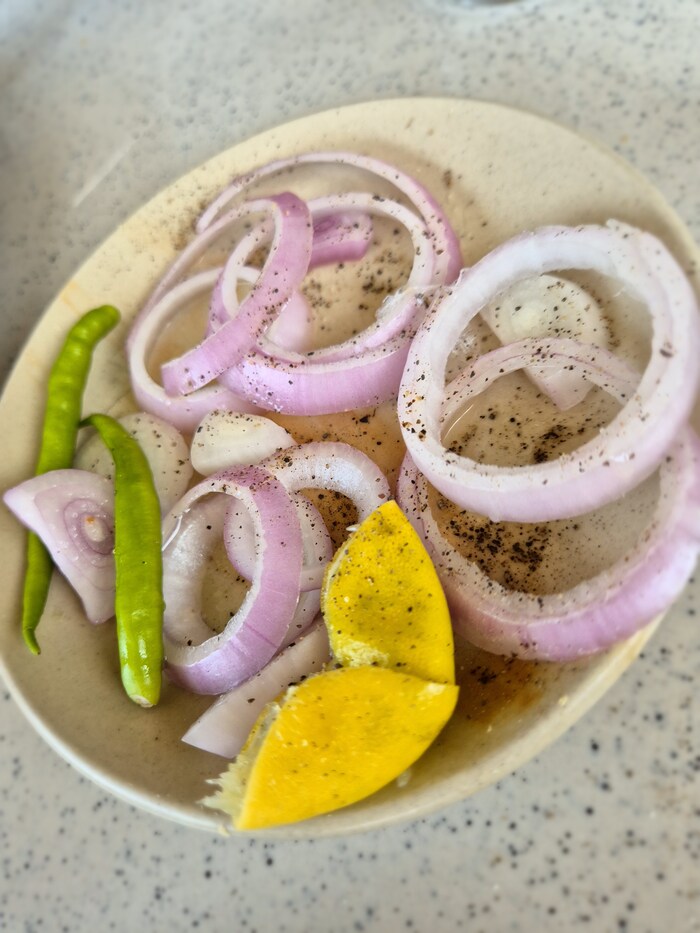 На севере Индии вам всегда предложат к блюду острый перец с лимоном и репчатым луком посыпанным чёрным перцем.