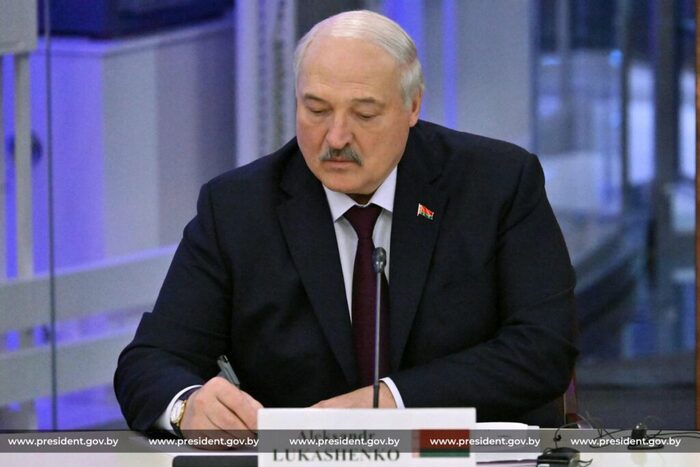 : <!--noindex--><a href="https://pikabu.ru/story/voploshchyonnaya_mechta_poyeta_kak_lukashenko_stal_tem_samyim_krestyanskim_tsaryom_iz_stikhov_esenina_13250199?u=http%3A%2F%2Fpresident.gov.by&t=president.gov.by&h=4e1d80695d02807ef740f4a313f7b6ceaf5459e0" title="http://president.gov.by" target="_blank" rel="nofollow noopener">president.gov.by</a><!--/noindex-->,   