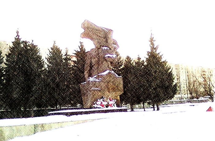 Памятник советскому разведчику Н.И. Кузнецову, на площади бывшего ДК Уралмашзавода