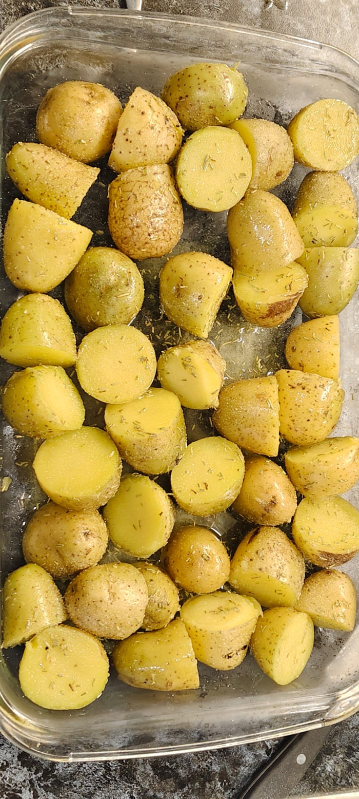 Выкладываю на противень и готовлю в духовке до красивой корочки. Посыпаю укропом и и добавляю сметану