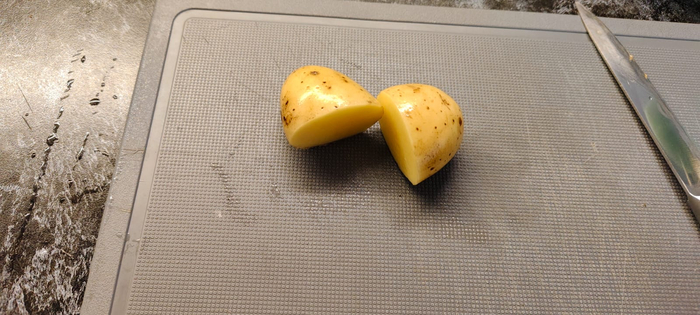 Промытый картофель разрезаю пополам