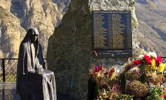 Памятник жертвам схода ледника «Колка», построенный поисковиками, пробивавшимися в Кармадонский тоннель Памятник жертвам схода ледника «Колка», построенный поисковиками, пробивавшимися в Кармадонский тоннель