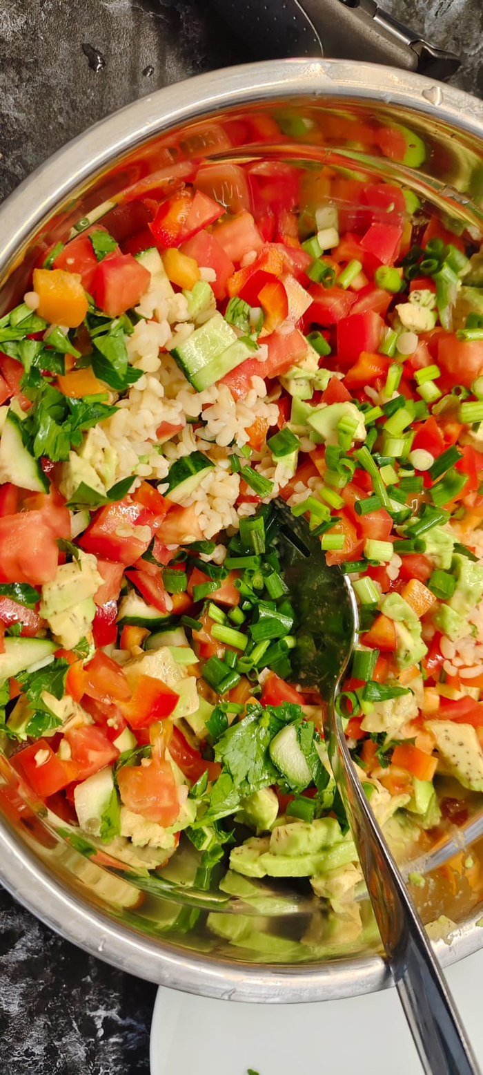 Нарезаю томаты и авокадо