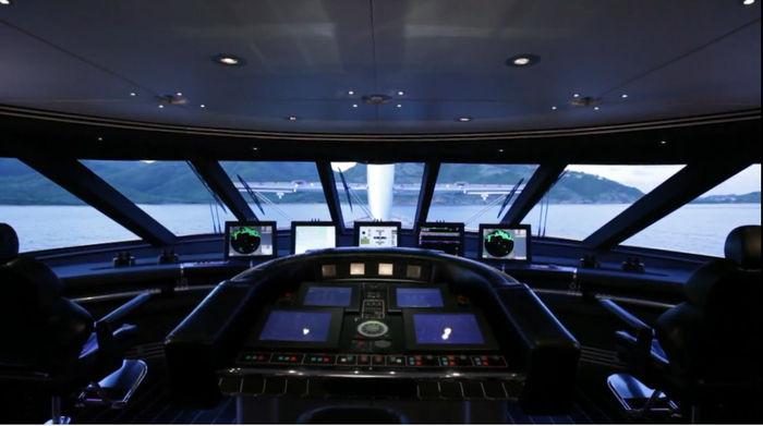 Рубка Мальтийского Сокола. По бокам наверху -2 радара, по центру сверху панели управления парусами