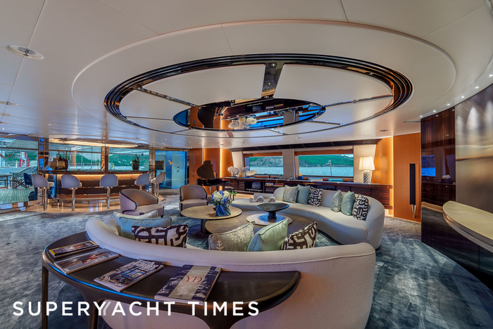 Бар и салон 2 палубы. По центру на потолке открывающийся люк