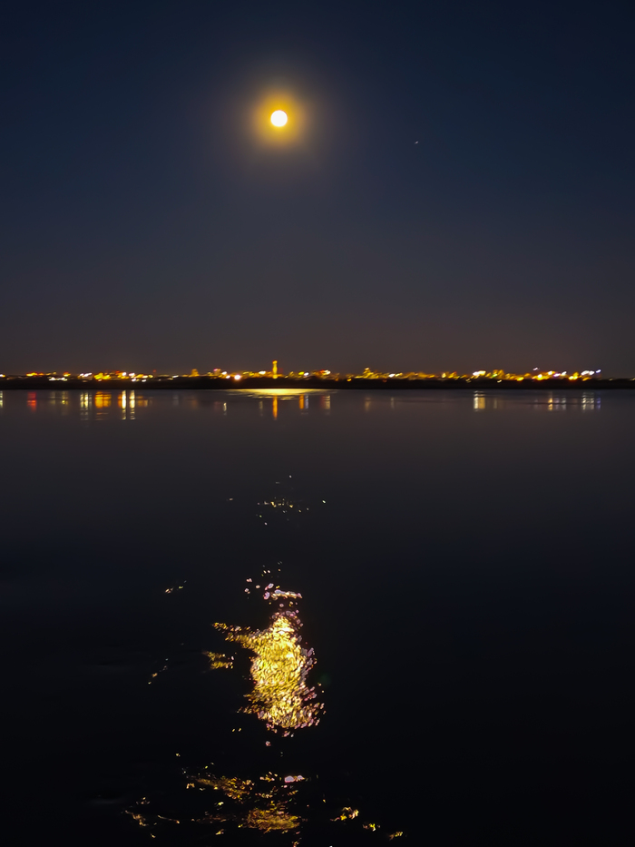 Луна над городом