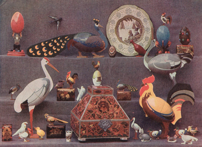 Игрушки, выполненные в мастерской по моделям Кустарного музея. Блюдо деревянное кустаря Александрова. Ларец и мелкие коробки из папье-маше Федоскинской артели. Экспонаты Всероссийской кустарной выставки 1913 года