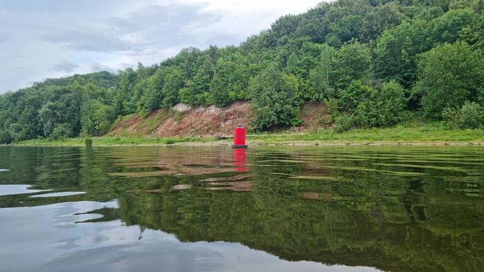 Кто-то из дачников решил, что ему нужен личный буй. Или тут реально такой резкий обрыв?