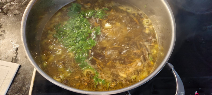 Картофель, рис, поджарку и зелень выкладываю в кастрюлю к опятам.